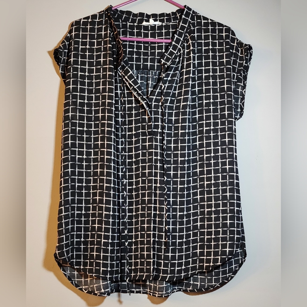 Pleione Medium Black & Off-White Grid Blouse – Cap Sleeve, Hi-Low Hem